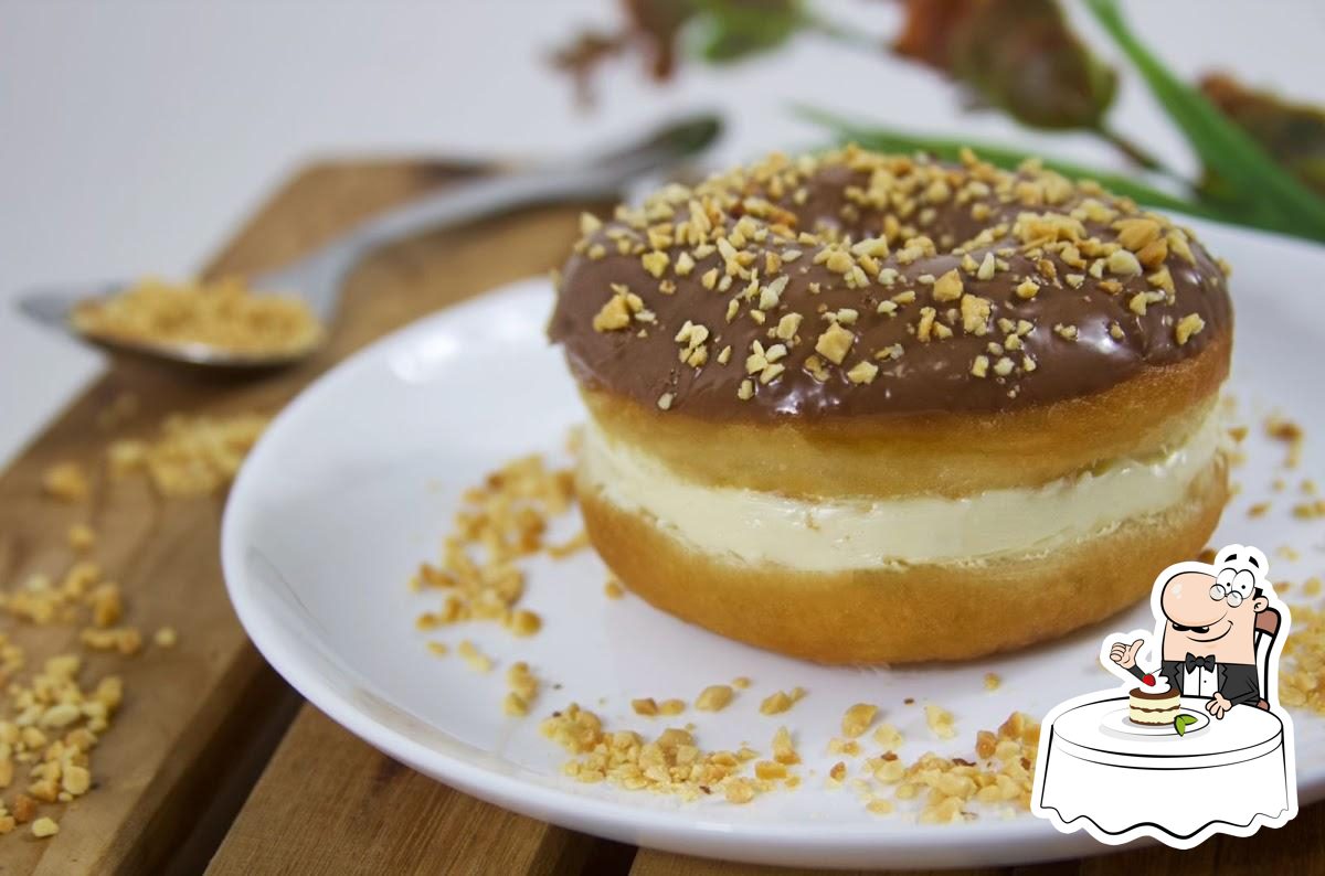 Rosquinha recheada com cobertura de chocolate e castanhas