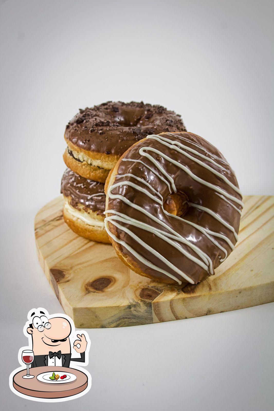 Rosquinhas recheadas e cobertas com chocolate